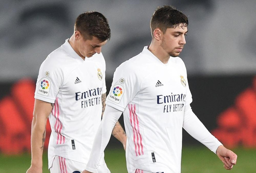 Vắng Valverde (phải) nhưng Real sắp chào đón Kroos trở lại