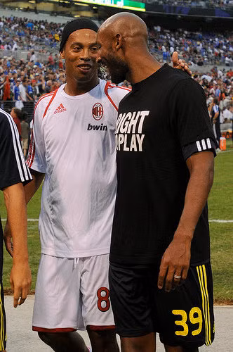 Anelka sắp thành đồng đội của... Ronaldinho ảnh 1