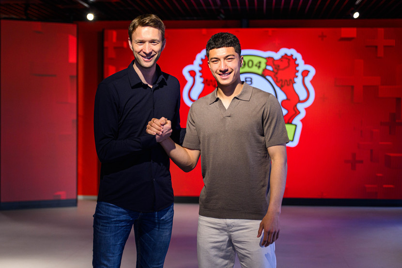 Ibrahim Maza (phải) gia nhập Leverkusen