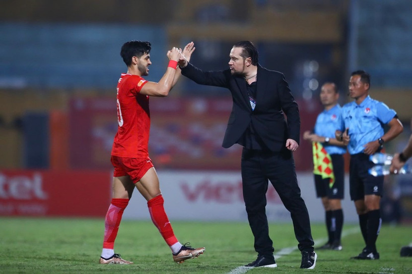 HLV Popov (phải) nhanh chóng truyền sinh khí mới cho Thể Công Viettel (Ảnh: VNN)