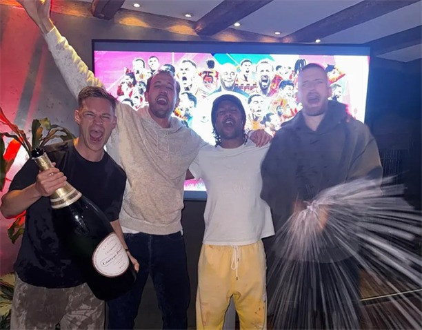 Harry Kane (thứ hai từ trái qua) hân hoan ăn mừng danh hiệu cùng đồng đội Bayern