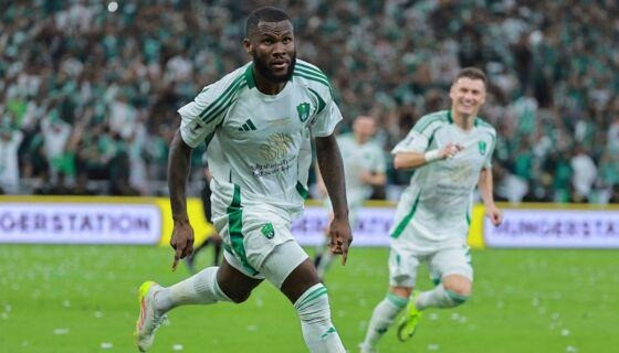 Cựu tiền vệ AC Milan và Barca - Franck Kessié