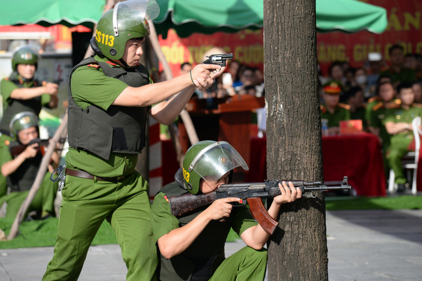Diễn tập thực binh xử lý tình huống đối tượng sử dụng vũ khí, vật liệu nổ, hung khí nguy hiểm đang thực hiện hành vi cướp tài sản tại cơ sở kinh doanh vàng, bạc, đá quý