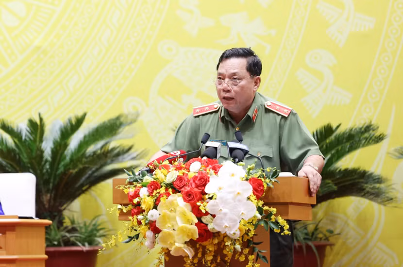 Trung tướng Nguyễn Hải Trung Giám đốc CATP Hà Nội trình bày tờ trình về việc xem xét, thống nhất chủ trương ban hành Đề án nâng cao năng lực và bảo đảm an toàn phòng cháy, chữa cháy và cứu nạn cứu hộ trên địa bàn Thủ đô giai đoạn đến năm 2025, định hướng đến năm 2030.