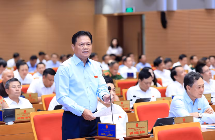 Đại biểu Vũ Đức Bảo, Trưởng Ban Tổ chức Thành ủy phát biểu tại phiên chất vấn