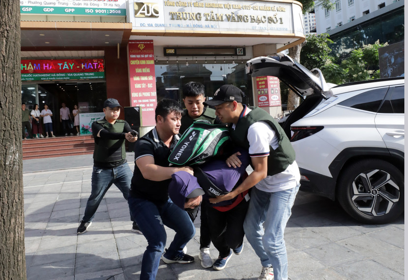 Diễn tập thực binh xử lý tình huống đối tượng sử dụng vũ khí, vật liệu nổ, hung khí nguy hiểm đang thực hiện hành vi cướp tài sản tại cơ sở kinh doanh vàng, bạc, đá quý