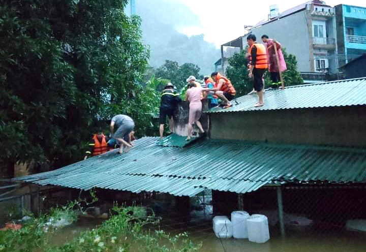 Người dân được lực lượng chức năng ứng cứu trên nóc nhà Người dân được lực lượng chức năng ứng cứu trên nóc nhà