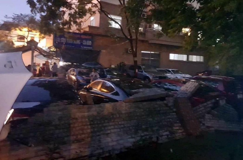 Bức tường đổ trúng nhiều ô tô