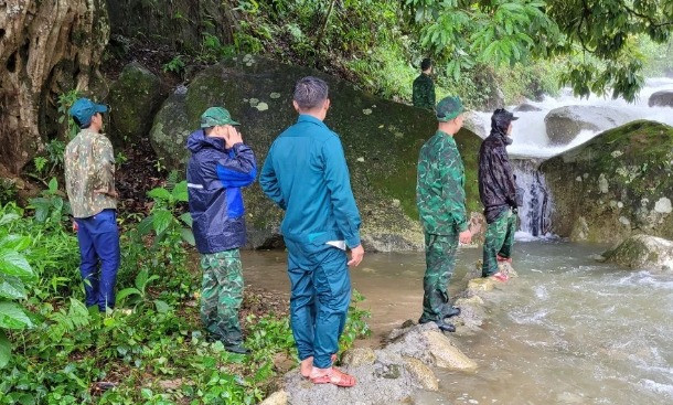 Lực lượng chức năng tìm kiếm nạn nhân bị nước cuốn Lực lượng chức năng tìm kiếm nạn nhân bị nước cuốn