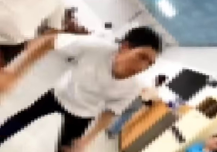 Chủ nhà hàng đã có hành vi thiếu chuẩn mực khi khách khiếu nại Chủ nhà hàng đã có hành vi thiếu chuẩn mực khi khách khiếu nại