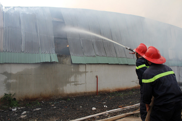 Cháy xưởng ép giấy phế liệu, thiệt hại 12 tỷ đồng ảnh 1