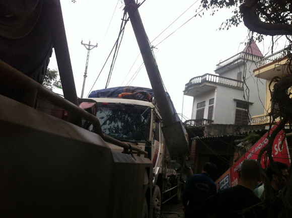 Mất phanh, xe tải tụt dốc lao vào nhà dân ảnh 1