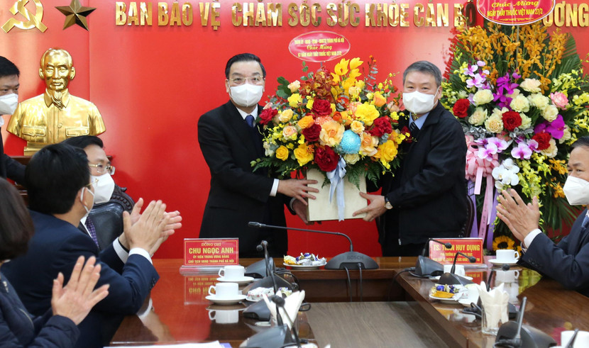 Chủ tịch UBND TP Hà Nội tặng hoa chúc mừng Ban Bảo vệ, chăm sóc sức khỏe cán bộ Trung ương nhân kỷ niệm 67 năm Ngày Thầy thuốc Việt Nam Chủ tịch UBND TP Hà Nội tặng hoa chúc mừng Ban Bảo vệ, chăm sóc sức khỏe cán bộ Trung ương nhân kỷ niệm 67 năm Ngày Thầy thuốc Việt Nam