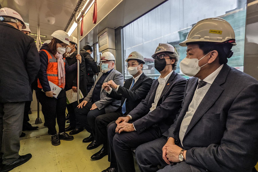 Phó Chủ tịch điều hành Ủy ban châu Âu Frans Timmermans cùng Chủ tịch Hà Nội đi thử tàu điện trên cao Nhổn - Ga Hà Nội Phó Chủ tịch điều hành Ủy ban châu Âu Frans Timmermans cùng Chủ tịch Hà Nội đi thử tàu điện trên cao Nhổn - Ga Hà Nội