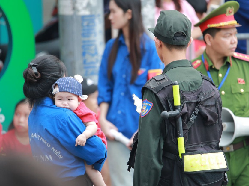 Làn gió mát giúp em bé dễ chịu hơn giữa đám đông