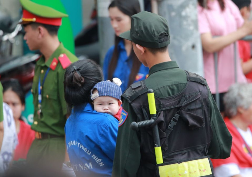 Hành động gần gũi và nhân văn của chiến sĩ Cảnh sát cơ động CATP Hà Nội