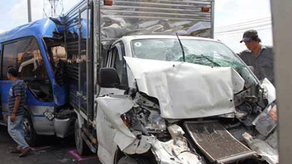 Tai nạn liên hoàn, nhiều ô tô bị hư hỏng nặng ảnh 1