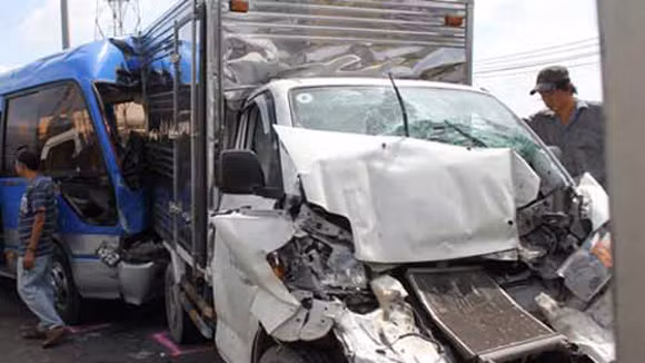 Tai nạn liên hoàn, nhiều ô tô bị hư hỏng nặng ảnh 1