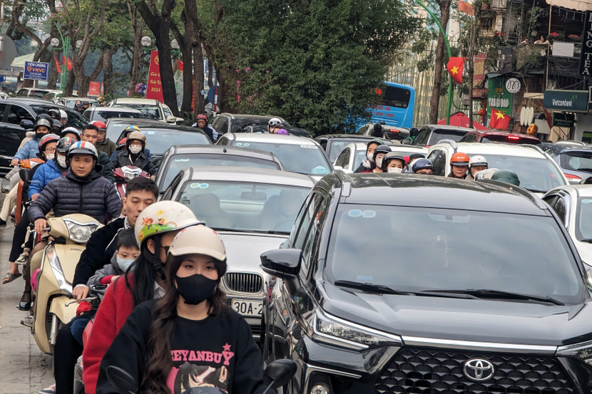 UBND TP Hà Nội cho biết đã giao Sở Xây dựng tham mưu UBND TP trình HĐND TP xem xét, thông qua Nghị quyết về các chính sách ưu đãi, hỗ trợ cho người dân và doanh nghiệp thực hiện lộ trình chuyển đổi phương tiện trong phạm vi đường vành đai I. UBND TP Hà Nội cho biết đã giao Sở Xây dựng tham mưu UBND TP trình HĐND TP xem xét, thông qua Nghị quyết về các chính sách ưu đãi, hỗ trợ cho người dân và doanh nghiệp thực hiện lộ trình chuyển đổi phương tiện trong phạm vi đường vành đai I.