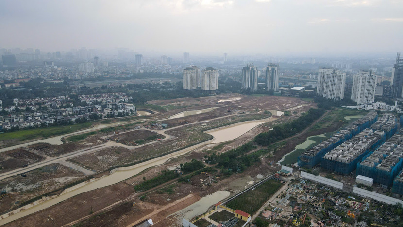 Công viên nằm tiếp giáp trục đường Phạm Văn Đồng, thuận tiện kết nối đến các khu vực lân cận. Hơn nữa, công viên cũng gần điểm đầu của tuyến metro số 2 Nam Thăng Long – Trần Hưng Đạo và cách cầu Nhật Tân chỉ hơn một km.