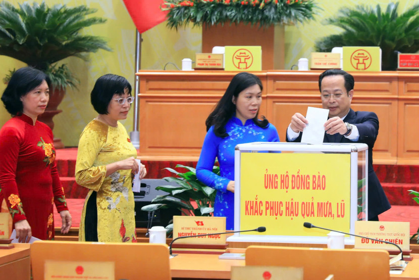 Đại biểu HĐND TP Hà Nội đã tổ chức quyên góp ủng hộ đồng bào miền Trung, Tây Nguyên khắc phục hậu quả mưa lũ, góp phần cùng bà con sớm ổn định đời sống, tái thiết sản xuất...