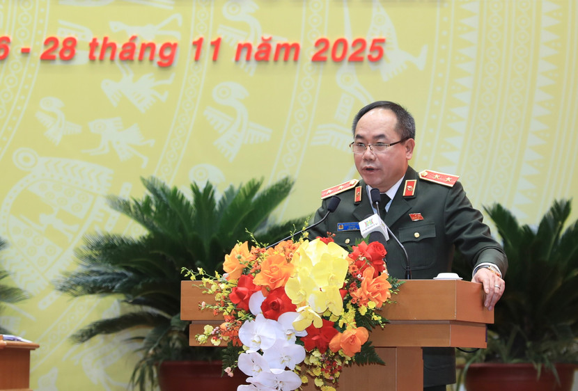 Trung tướng Nguyễn Thanh Tùng, Giám đốc CATP Hà Nội thay mặt UBND TP trình bày báo cáo tóm tắt về dự thảo Tờ trình đề nghị ban hành Nghị quyết quy định mức tiền phạt đối với một số hành vi vi phạm hành chính trong lĩnh vực phòng cháy, chữa cháy theo khoản 1 Điều 33 Luật Thủ đô Trung tướng Nguyễn Thanh Tùng, Giám đốc CATP Hà Nội thay mặt UBND TP trình bày báo cáo tóm tắt về dự thảo Tờ trình đề nghị ban hành Nghị quyết quy định mức tiền phạt đối với một số hành vi vi phạm hành chính trong lĩnh vực phòng cháy, chữa cháy theo khoản 1 Điều 33 Luật Thủ đô