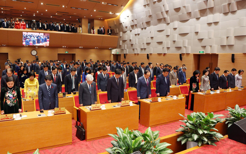 Các đồng chí lãnh đạo, các đại biểu HĐND TP Hà Nội tưởng niệm đồng bào tử nạn do thiên tai, bão lũ gây ra trên địa bàn các tỉnh miền Trung và Tây Nguyên.