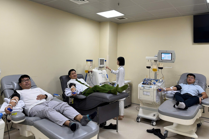 Cán bộ, giảng viên Học viện Cảnh sát nhân dân đã kịp thời có mặt để hiến máu cứu bệnh nhân ở Bệnh viện Trung ương Quân đội 108... Cán bộ, giảng viên Học viện Cảnh sát nhân dân đã kịp thời có mặt để hiến máu cứu bệnh nhân ở Bệnh viện Trung ương Quân đội 108...