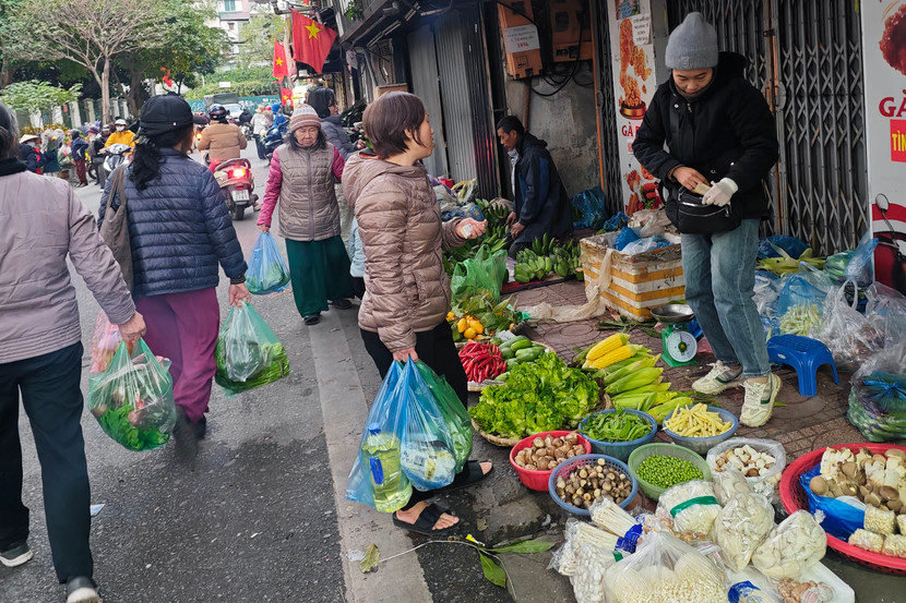 Hà Nội yêu cầu xã, phường báo cáo đúng thực trạng và xử lý dứt điểm chợ "cóc", chợ "tạm"
