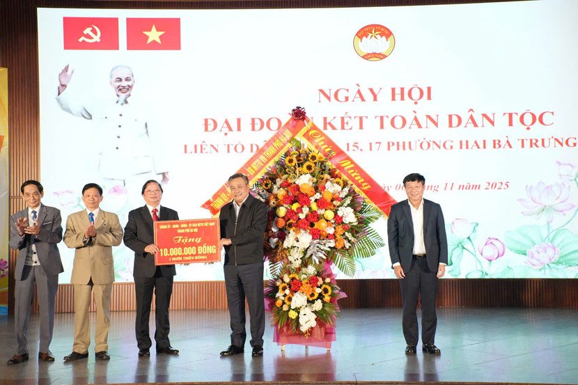 Chủ tịch UBND TP Trần Sỹ Thanh tặng quà của Thành phố cho 10 gia đình văn hóa tiêu biểu Chủ tịch UBND TP Trần Sỹ Thanh tặng quà của Thành phố cho 10 gia đình văn hóa tiêu biểu