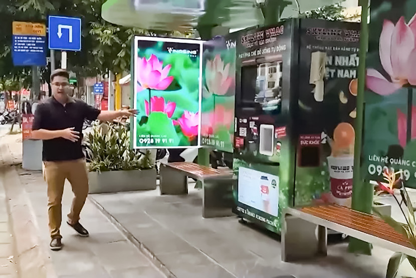 Nhà chờ xe buýt trên đường vành đai 2 ở Hà Nội mới được lắp đặt wifi, máy bán hàng tự động