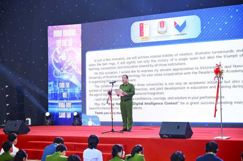 Thiếu tướng Chử Văn Dũng, Phó Giám đốc Học Viện Cảnh sát nhân dân phát biểu khai mạc cuộc thi Thiếu tướng Chử Văn Dũng, Phó Giám đốc Học Viện Cảnh sát nhân dân phát biểu khai mạc cuộc thi