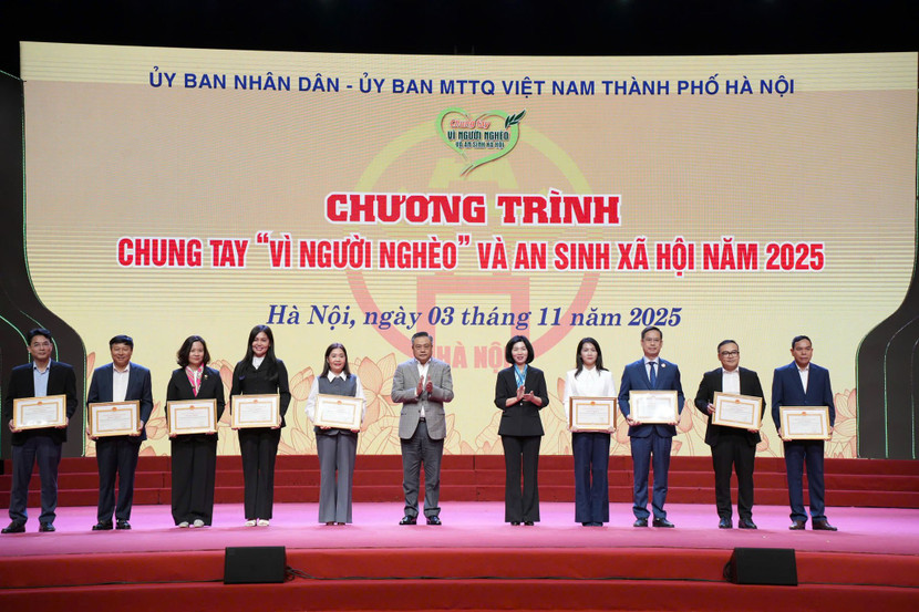 Chủ tịch UBND TP Trần Sỹ Thanh và Phó Chủ tịch Thường trực HĐND TP Phùng Thị Hồng Hà trao Bằng khen cho các tập thể tiêu biểu trong công tác giảm nghèo và an sinh xã hội của thành phố.