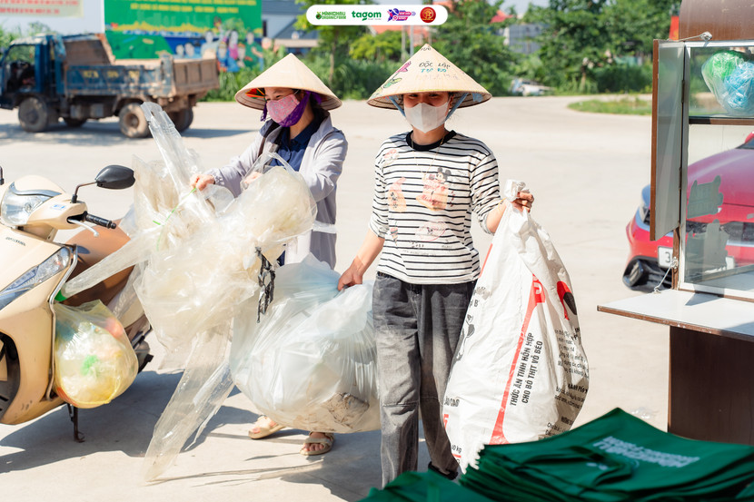 Người dân tại xã đảo hào hứng tham gia hoạt động (ẢnhTiến Dũng) Người dân tại xã đảo hào hứng tham gia hoạt động (ẢnhTiến Dũng)