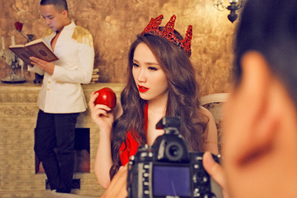 Bảo Thy khoe ảnh gợi cảm trước gương trang điểm ảnh 6