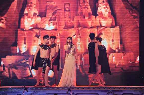 Hát ca khúc gây "sốc" của Miley, Nathan Lee tiếp tục dẫn đầu ảnh 5