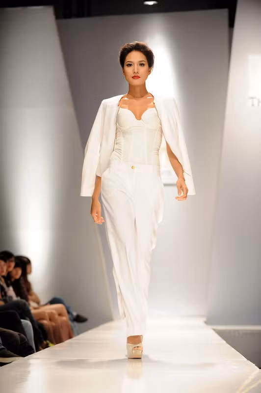 Hồng Quế đọ dáng, khoe chân với Hà Anh, Hoàng Yến ảnh 17