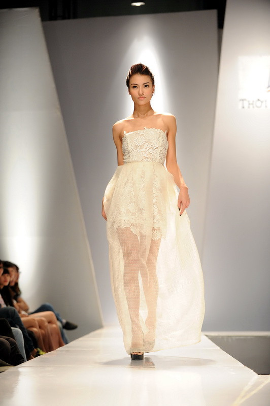 Hồng Quế đọ dáng, khoe chân với Hà Anh, Hoàng Yến ảnh 4