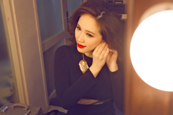 Bảo Thy khoe ảnh gợi cảm trước gương trang điểm ảnh 4