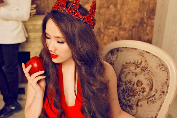 Bảo Thy khoe ảnh gợi cảm trước gương trang điểm ảnh 7