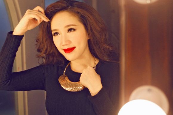 Bảo Thy khoe ảnh gợi cảm trước gương trang điểm ảnh 3