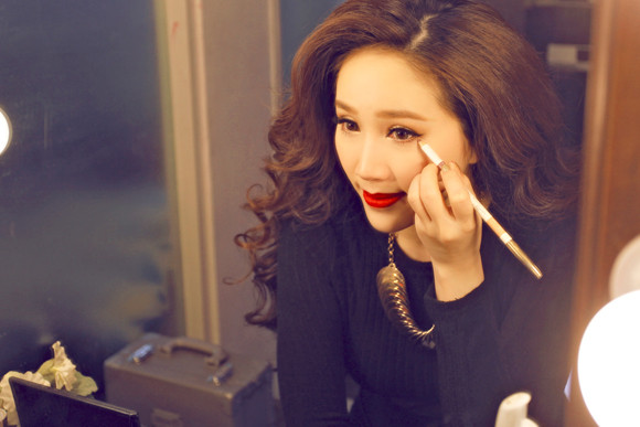 Bảo Thy khoe ảnh gợi cảm trước gương trang điểm ảnh 1