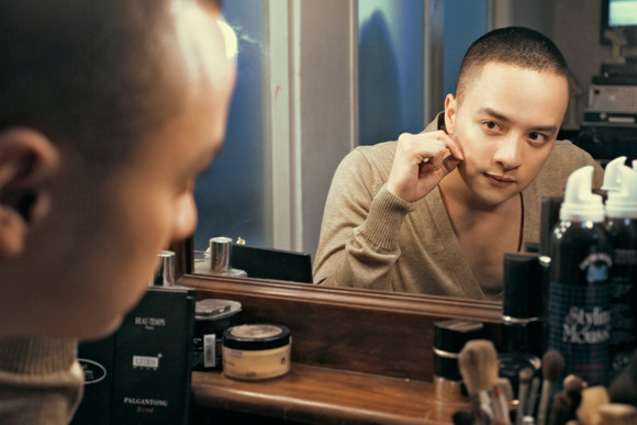 Bảo Thy khoe ảnh gợi cảm trước gương trang điểm ảnh 8