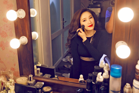 Bảo Thy khoe ảnh gợi cảm trước gương trang điểm ảnh 2