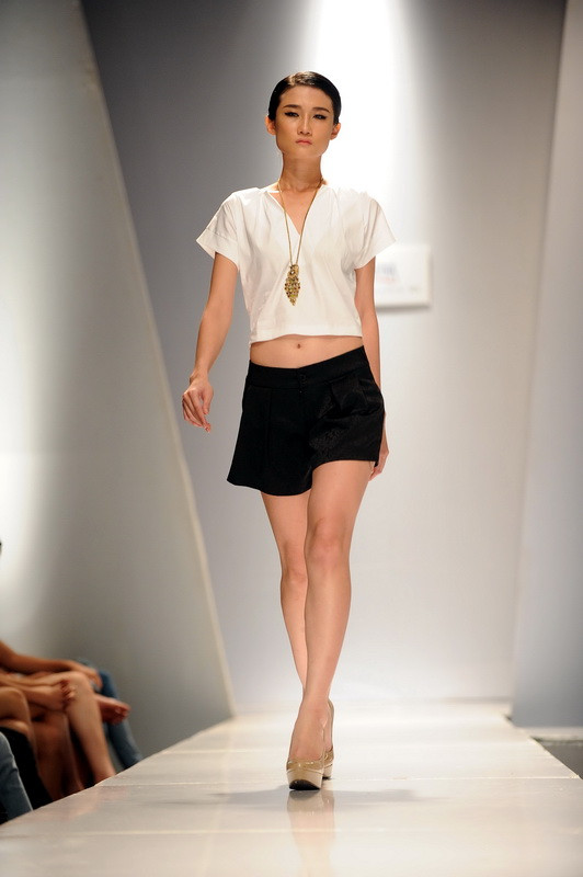 Hồng Quế đọ dáng, khoe chân với Hà Anh, Hoàng Yến ảnh 15