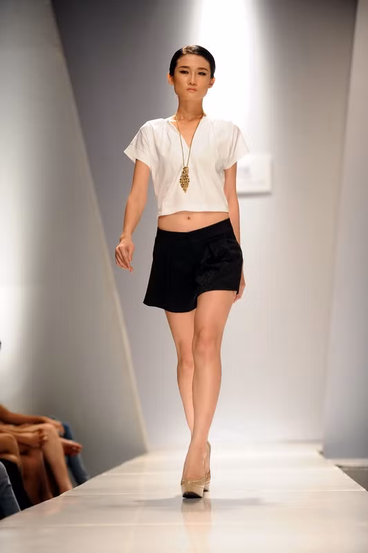 Hồng Quế đọ dáng, khoe chân với Hà Anh, Hoàng Yến ảnh 15