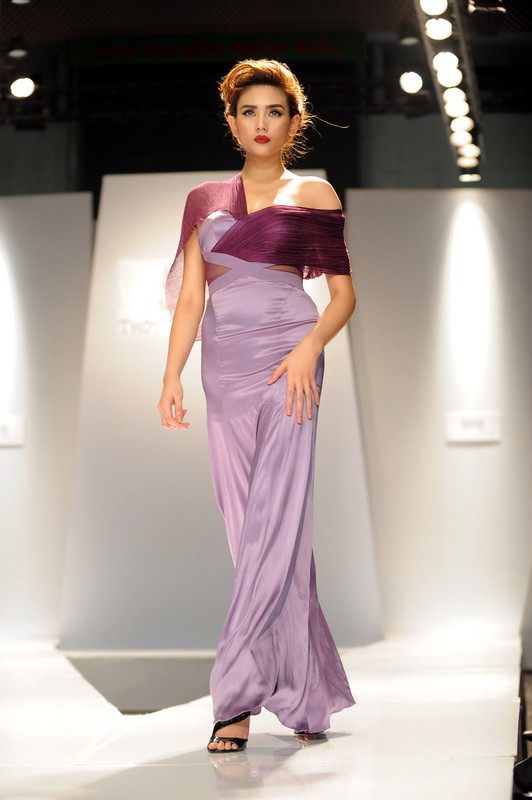 Hồng Quế đọ dáng, khoe chân với Hà Anh, Hoàng Yến ảnh 10