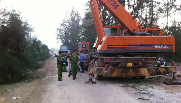 Một phụ xe chết thảm vì cần cẩu vướng dây điện ảnh 1 Một phụ xe chết thảm vì cần cẩu vướng dây điện ảnh 1