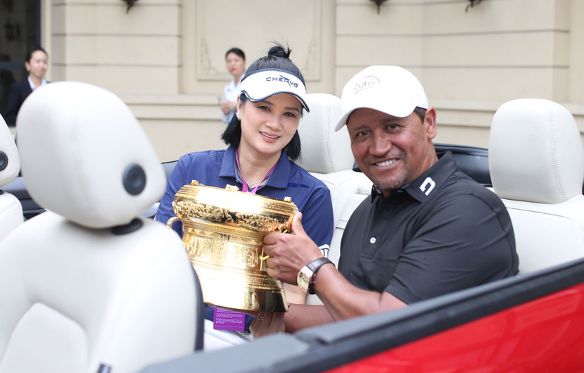 Huyền thoại Michael Campbell rước Cúp cùng Hoa khôi bóng chuyền Kim Huệ