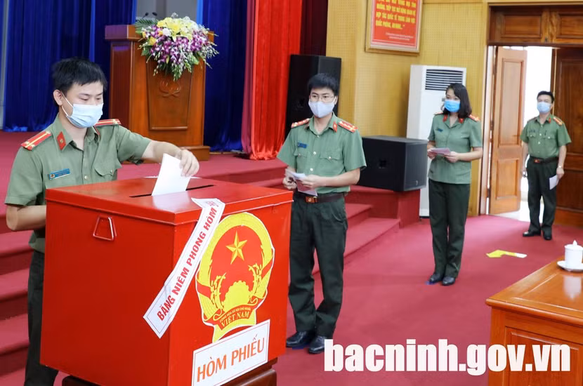 Cử tri là chiến sỹ công an tỉnh Bắc Ninh bỏ phiếu sớm